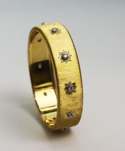 null BUCCELLATI 
Bracelet rigide en or jaune et gris 750 °/°° légèrement bombé et...