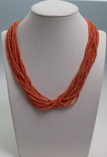 null Collier composé de onze brins de perles de corail en choker, fermoir en or 750°/°°...