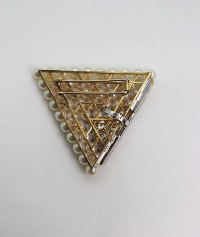 null Broche-pendentif en or jaune et gris 750°/°° de forme triangulaire ornée de...