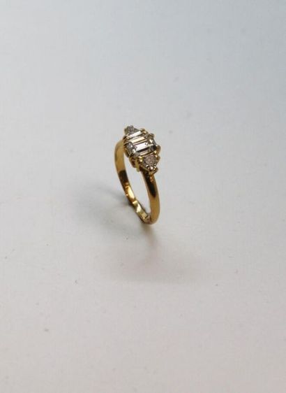 null Bague en or jaune 750°/°° ornée d'un diamant taille émeraude épaulé de deux...