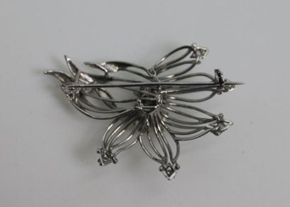 null Broche en or gris 750°/°° en forme de fleur stylisée ornée de diamants taille...