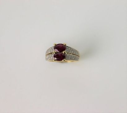 null Bague en or  jaune 750°/°° ornée de deux rubis taille ovale facettée épaulés...