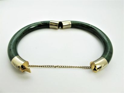 null CHINE
Trois bracelets jonc en jade-néphrite dont l'un ouvrant avec fermoir en...