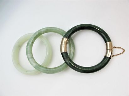 null CHINE
Trois bracelets jonc en jade-néphrite dont l'un ouvrant avec fermoir en...