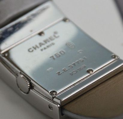 null CHANEL
Montre bracelet de dame en or gris 750 °/°°modèle 1932, la lunette ornée...
