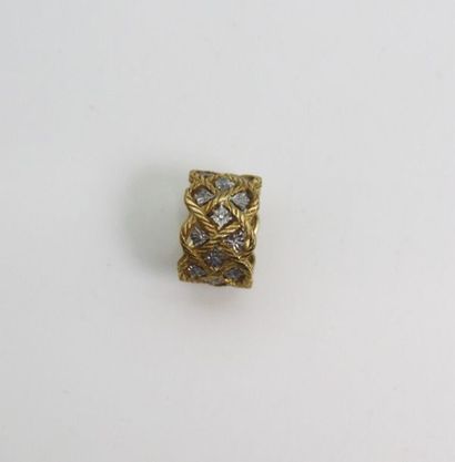 null BUCCELLATI 
Bague de forme tonneau en or jaune et or gris 750°/°° à décor de...