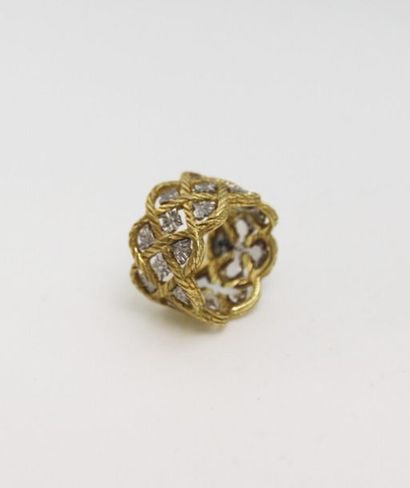 null BUCCELLATI 
Bague de forme tonneau en or jaune et or gris 750°/°° à décor de...