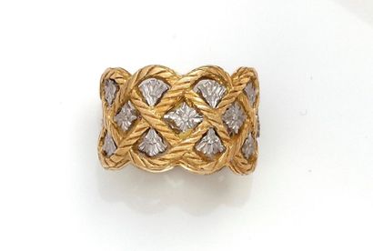 null BUCCELLATI 
Bague de forme tonneau en or jaune et or gris 750°/°° à décor de...