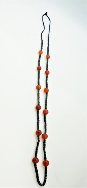 null MOYEN-ORIENT
Collier composé de perles de cornaline et de rouelles de lapis-lazuli...