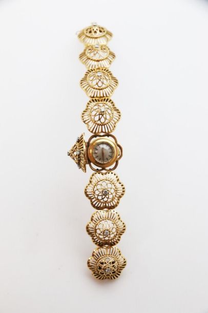 null OMEGA
Montre bracelet en or jaune 750°/°° et platine à maillons fleur ajourée...