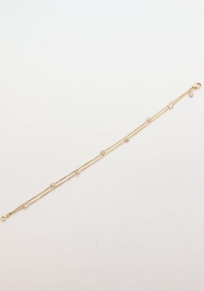 null Bracelet en or jaune 750°/°° composé de deux chaînettes ponctuées de diamants...