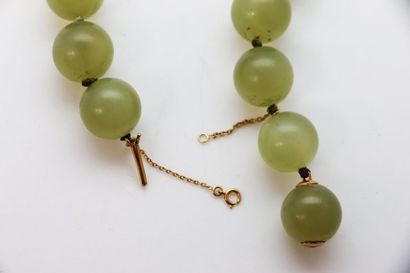 null CHINE
Collier composé de vingt-cinq perles en jade-néphrite en chute, fermoir...