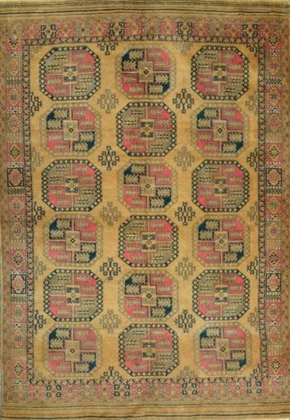 null Grand Yomoud boukhara russe milieu XXe siècle 
A décor rappelant les tapis Afghan...
