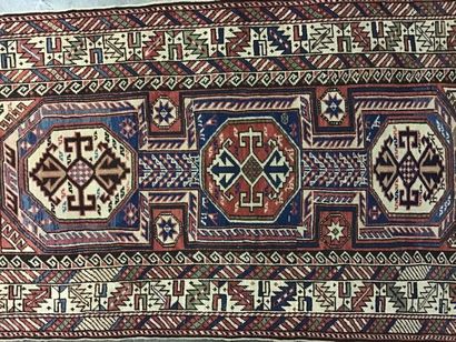 null Konagend (Caucase) vers 1880 
Velours en laine sur fondations en laine. A décor...