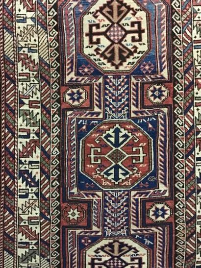 null Konagend (Caucase) vers 1880 
Velours en laine sur fondations en laine. A décor...
