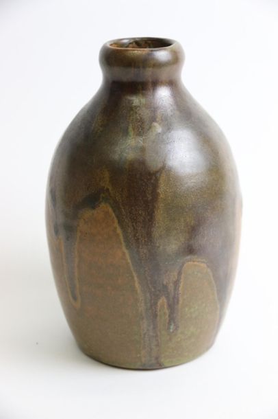 null LÉON POINTU (1879-1942)
Vase ovoïde à col ourlé en grès émaillé brun. 
Signature...