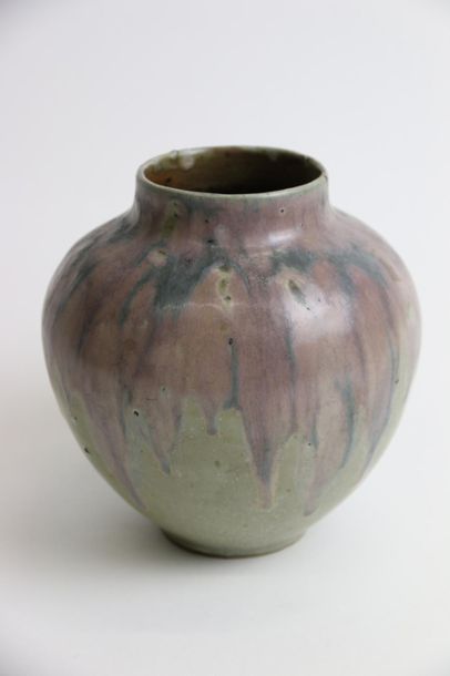 null CHARLES GREBER (1853-1935) 
Vase boule à col en retrait en grès émaillé rose-vert....