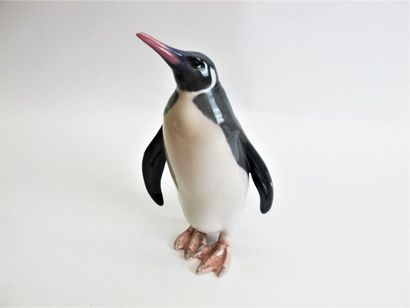 null THEODOR MADSEN (1880-1965) & ROYAL COPENHAGUE 
" Pingouin " Sujet en porcelaine...
