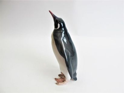 null THEODOR MADSEN (1880-1965) & ROYAL COPENHAGUE 
" Pingouin " Sujet en porcelaine...