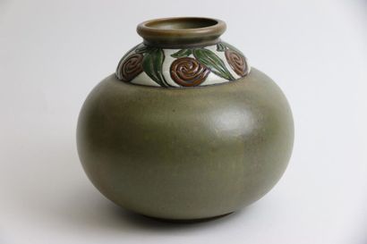 null DENBAC (1910-1952) Vierzon
Vase boule sur talon à col ourlé en grès émaillé...