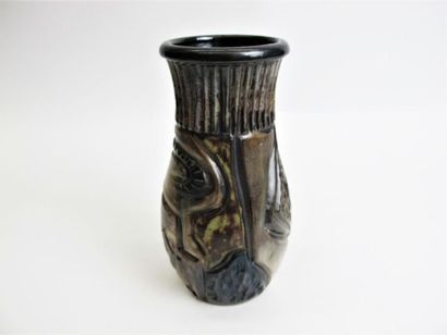 null GUERIN Roger (1896-1954)
Vase en grés taillé au couteau, à décor d'arbres et...