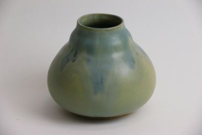 null DENBAC (1910-1952) Vierzon
Vase ovoïde sur talon en grès flammé émaillé bleu-vert....