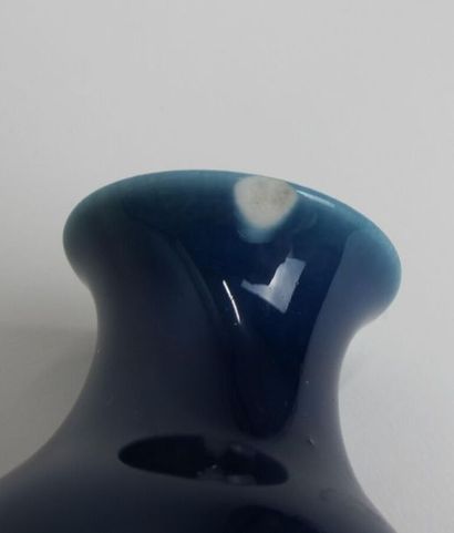 null Manufacture de SEVRES
Petit Vase de forme balustre en porcelaine à émail bleu-noir
Marqué...