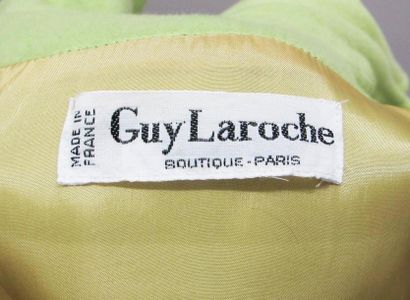 null Guy LAROCHE Boutique-Paris
Manteau de forme droite ceinturé, lainage vert amande,...