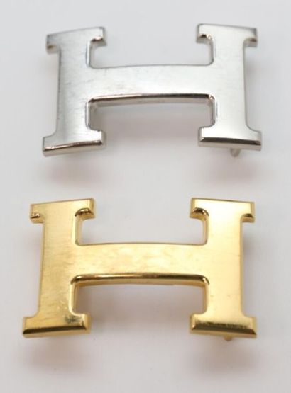 null HERMES Paris
Deux boucles de ceinture modèle "H" en métal doré et argenté.
6...