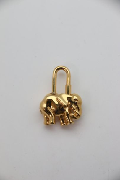 null HERMES Paris
Cadenas de sac en métal doré en forme d'éléphant.