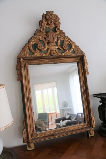 null Miroir en bois doré et laqué vert de style Empire à motifs de lyre et épis de...