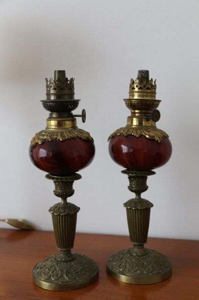 null Paire de lampes à pétrole en laiton et verre peint façon agate, complet avec...