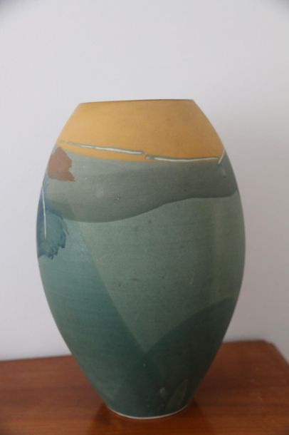 null Vase oblong en faïence à décor peint polychrome et incisé. 
H. 33 cm, D. 10...