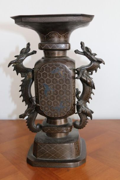 Chine. 
Vase quadrangulaire en bronze ciselé...