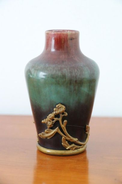 null Vase en grès flammé émaillé vert et rouge vers 1900, monture en laiton à motifs...