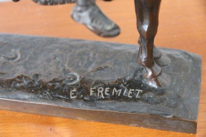 null Emmanuel FREMIET (1824-1910)
Cavalier romain. 
Groupe en bronze patiné marron,...