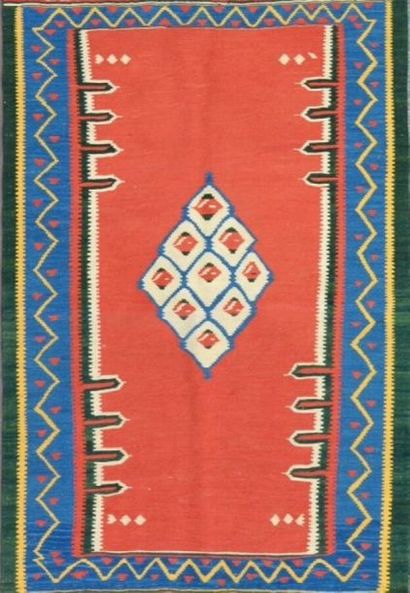 null KILIM Quasgai (Iran) vers 1980
Travail à l'aiguille et au crochet au fils de...