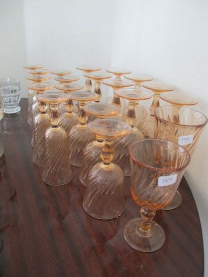 null Service de verres à pied moulés roses: comprenant 6 flutes, 6 verres à vin blanc,...