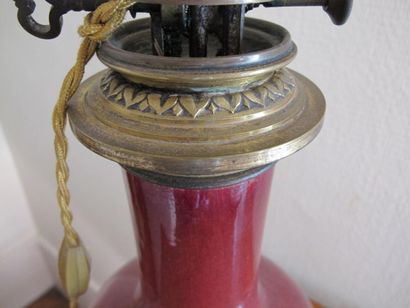 null Vase en porcelaine rouge sang de boeuf monté en lampe à huileH. 35 cm . 
On...