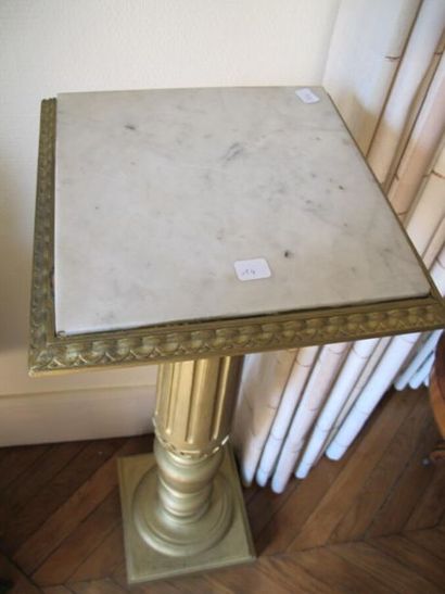 null Sellette en bois tourné peint or , plateau de marbre blanc. H.110 cm