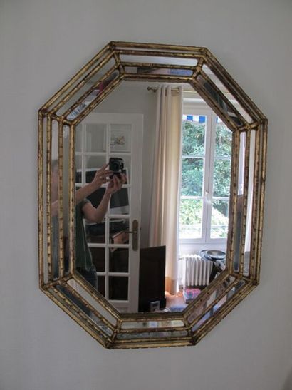null Octagonal mirror with gilded wood glazing beads. Modern work
80 x 63 cm