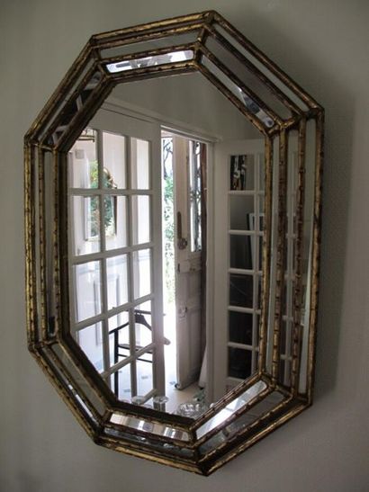 null Octagonal mirror with gilded wood glazing beads. Modern work
80 x 63 cm