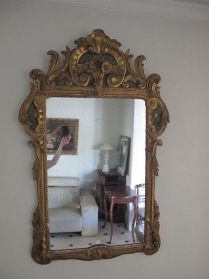 null Miroir dans un cadre en bois sculpté et doré 
Style Régence