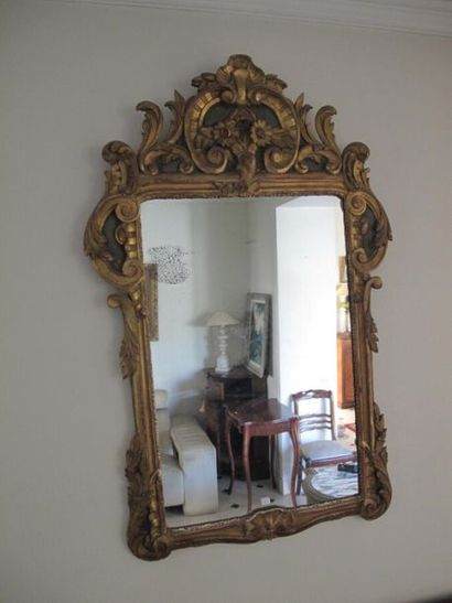 null Miroir dans un cadre en bois sculpté et doré 
Style Régence