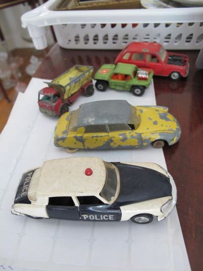 null Children's toy set: Dinky Toys cars, matchboxes and miscellaneous, trains 
