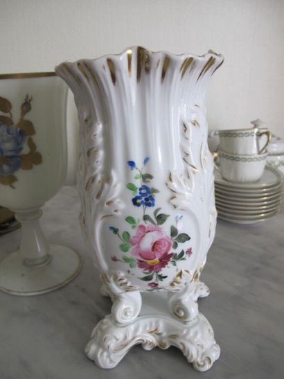 null Vase sur piédouche en verre à décor peint de roses bleues, 
un vase sur piétement...