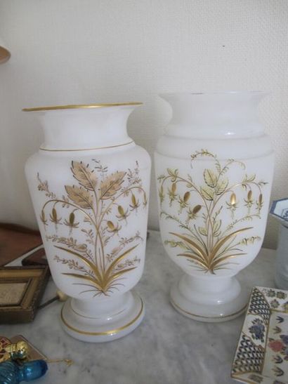 null Deux vases en verre à décor ciselé or et brun de fleurs. 
H. 30 cm