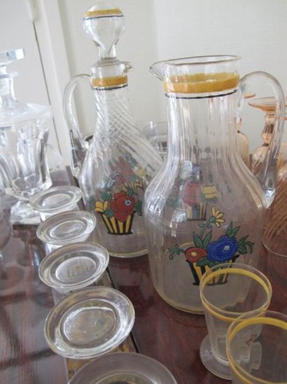 null Service de verres et eau et à liqueur en verre à décor émaillé de fleurs, avec...