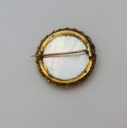 null Broche ronde en or jaune 750°/°° ornée d'une miniature sur nacre représentant...