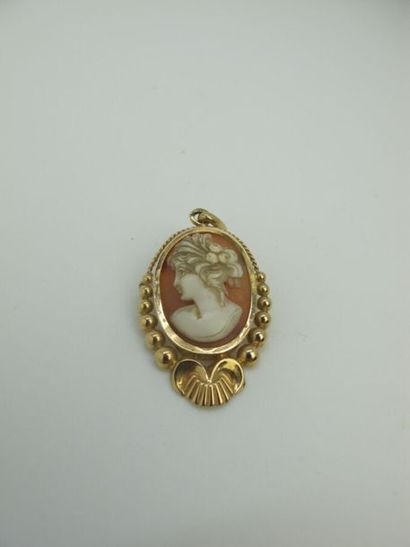 null Broche-pendentif ornée d'un camée gravé d'un profil de femme, monture en or...